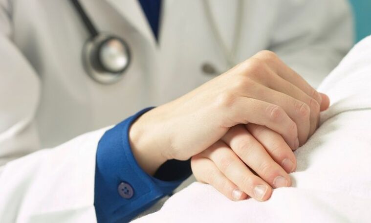 лекар поддържа пациент с простатит